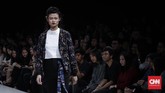 Seperti halnya pertunjukan Wayang Kulit yang mengusung pesan lewat karakter Arjuna atau Awan dan Pohon-pohon, koleksi busana Bateeq kali ini memberi ruang lepas untuk menghadirkannya lewat permainan motif di beberapa potongan busana. (CNNIndonesia/Safir Makki)