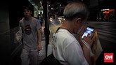 Dua pejalan kaki laki-laki muda dan tua di kawasan Yaowarat Pecinan Bangkok membentuk teknis juxtaposition. (berlawanan).