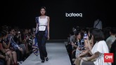 Michelle Tjokrosaputro, direktur kreatif Bateeq mengusung koleksi terbarunya itu dengan tajuk 'Kelir', atau yang berarti warna. Permainan warna terang dan gelap disebutkan terinspirasi dari permainan bayangan yang muncul dalam pertunjukan Wayang Kulit. (CNNIndonesia/Safir Makki)