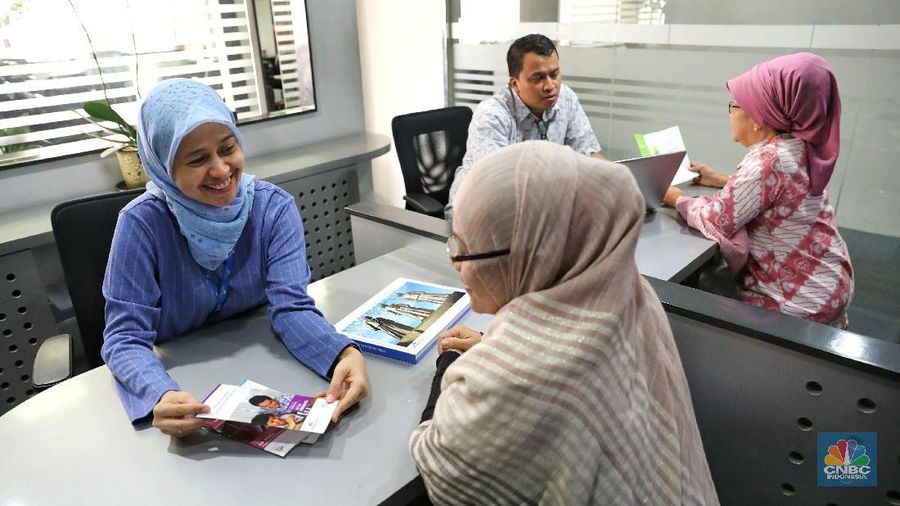 Nasabah melakukan konsultasi asuransi di Kantor Asuransi Jiwa Bersama Bumiputera (AJBB), Wisma Bumiputera, Jakarta, Jumat (23/2/2018). Otoritas Jasa Keuangan (OJK) telah memberikan izin kepada Asuransi Jiwa Bersama Bumiputera 1912 (AJBB) untuk memasarkan kembali produk asuransinya setelah pihak Asuransi Jiwa Bersama Bumiputera 1912 (AJBB) telah melunaskan pembayaran premi kepada nasabahnya yang sebesar Rp 436 miliar.