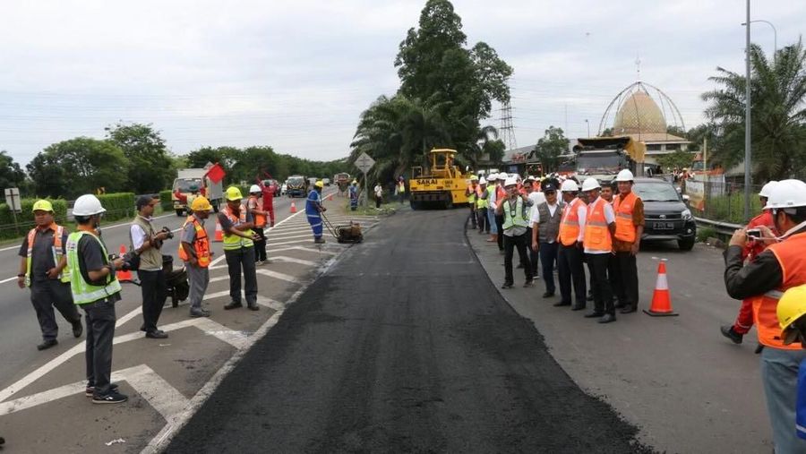 Kelebihan campuran aspal karet alam yakni meningkatkan kualitas perkerasan aspal dalam hal usia layanan dan ketahanan terhadap alur.