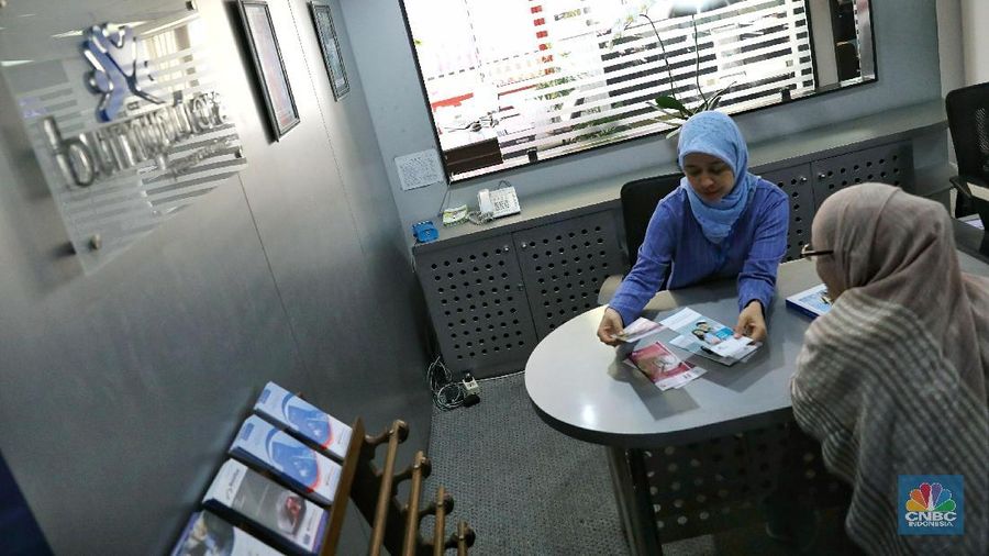 Nasabah melakukan konsultasi asuransi di Kantor Asuransi Jiwa Bersama Bumiputera (AJBB), Wisma Bumiputera, Jakarta, Jumat (23/2/2018). Otoritas Jasa Keuangan (OJK) telah memberikan izin kepada Asuransi Jiwa Bersama Bumiputera 1912 (AJBB) untuk memasarkan kembali produk asuransinya setelah pihak Asuransi Jiwa Bersama Bumiputera 1912 (AJBB) telah melunaskan pembayaran premi kepada nasabahnya yang sebesar Rp 436 miliar.
