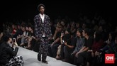 Salah satu potongan busana pria yang cukup mencolok yakni adanya jaket dan celana dengan motif warna senada, sementara di dalamnya dipadu kemeja warna putih. (CNNIndonesia/Safir Makki)