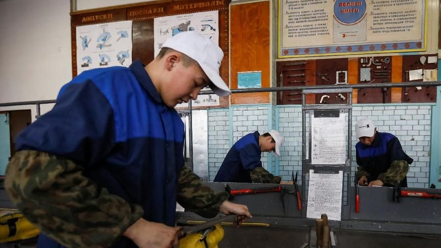 Pabrik logam di Kazakhstan adalah yang terbesar di dunia dan mampu menghasilkan pekerjaan, kesehatan, dan pendidikan bagi penduduknya.