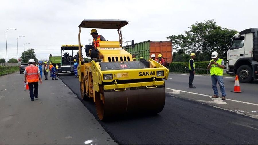 Kelebihan campuran aspal karet alam yakni meningkatkan kualitas perkerasan aspal dalam hal usia layanan dan ketahanan terhadap alur.