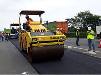 Ujicoba Aspal Plastik di Jalan Akses Rest Area Tol Tangerang