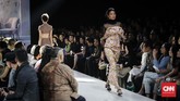Permainan motif cetak dan layering mendominasi hampir setiap potongan busana. Beberapa di antaranya menghadirkan tampilan yang memberi kesan feminin sekaligus sedikit sensual. (CNNIndonesia/Safir Makki)