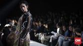 Usai tampil di pekan mode Amazon Fashion Week Tokyo pekan lalu, label (X) S M L mengusung koleksi busana terbarunya pada pagelaran Plaza Indonesia Fashion Week Spring Summer 2018 di Jakarta, Kamis (22/3). (CNNIndonesia/Safir Makki)