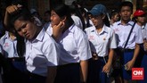 Grand Palace merupakan destinasi wisata di Bangkok yang selalu ramai dikunjungi pelancong. Tak harus selalu memotret keindahan bangunan Grand Palace. Gerak gerik, tingkah pola dan gestur pelancong bisa menjadi obyek fotografi jalanan.