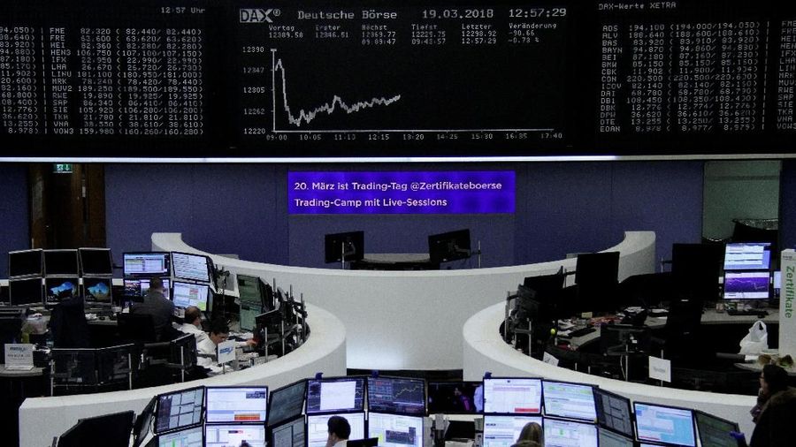 Aura positif dari pergerakan bursa saham Wall Street dan penguatan bursa di regional Asia mendorong indeks saham Eropa menguat.