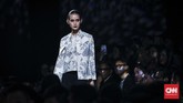 Gagasan kolaborasi dalam PIFW 2018 kali ini membuat Auguste didapuk untuk mempersembahkan koleksi Iwan Tirta Private Collection dalam tampilan yang elegan. (CNNIndonesia/Safir Makki)