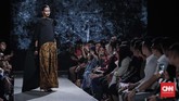 Tampilan koleksi busana pun didominasi potongan busana yang elegan, dengan clean cut yang longgar. Ini diyakini sebagai trik keduanya membuat busana menjadi lebih menonjol lewat motif batiknya. (CNNIndonesia/Safir Makki)