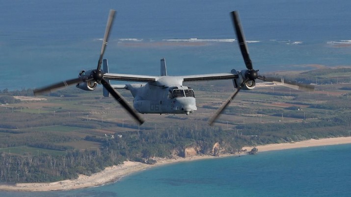 Pesawat Tempur Jepang Pesawat Korps Marinir AS MV-22 Osprey terbang di atas pulau paling selatan Jepang, Okinawa, 23 Maret 2018. REUTERS / Issei Kato