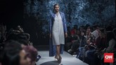 Untuk kali pertamanya, Iwan Tirta Private Collection dan Kraton by Auguste Soesastro, dua label yang punya ciri khas desain masing-masing melakukan kolaborasi di ajang pekan mode Plaza Indonesia Fashion Week 2018, di Jakarta, pada Jumat (23/3). (CNNIndonesia/Safir Makki)