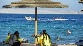 Salah satu tujuan paling diburu di Hurghada sendiri adalah Mahmya, resort seluar 10 ribu meter persegi. Di sana pengunjung bisa snorkeling, menyelam, atau sekadar main di pantai. (AFP PHOTO / MOHAMED EL-SHAHED)