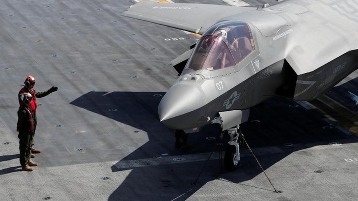 Pesawat Tempur Jepang A Lockheed Martin F-35B stealth fighter is seen on the USS Wasp (LHD 1) amphibious assault carrier during their operation in the waters off Japan's southernmost island of Okinawa March 23, 2018. REUTERS/Issei Kato