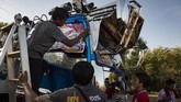 Truk-truk ini berukuran raksasa dan memiliki 20 roda. Tubuh truk dihiasi lukisan yang bervariasi mulai dari gambar unicorn hingga Transformers. Penampilan truk tak mungkin membuat kepala tak menoleh. (AFP PHOTO / LILLIAN SUWANRUMPHA)