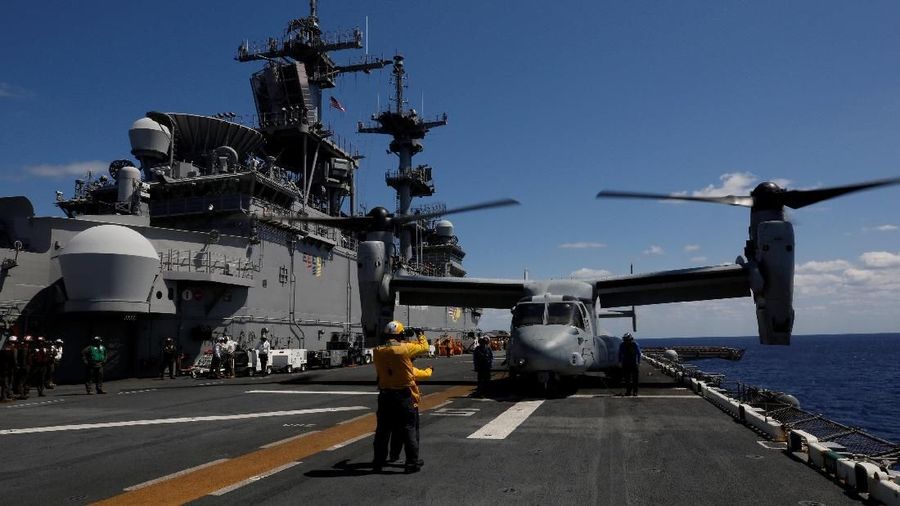 Pesawat Korps Marinir AS MV-22 Osprey terlihat di kapal induk pembawa amfibi USS Wasp (LHD 1) selama operasi mereka di perairan pulau paling selatan Jepang, Okinawa, 23 Maret 2018. REUTERS / Issei Kato