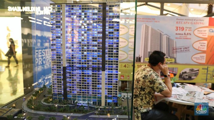Para agen penjual rumah tengah menawarkan rumah tinggal pada pameran Properti di sebuah Mall kawasan Jakarta, Sabtu (24/3/2018). Ketua Umum DPP REI Soelaeman Soemawinata mengatakan, pada tahun 2018 pihaknya menargetkan bisa membangun 236.261 unit rumah Masyarakat Berpenghasilan Rendah (MBR).