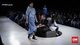 Untuk potongan, Populo menghadirkan siluet ala kimono atau yukata khas Jepang pada koleksi kali ini . Sebagian look mengadopsi atasan dengan model silang. (CNNIndonesia/Safir Makki).
