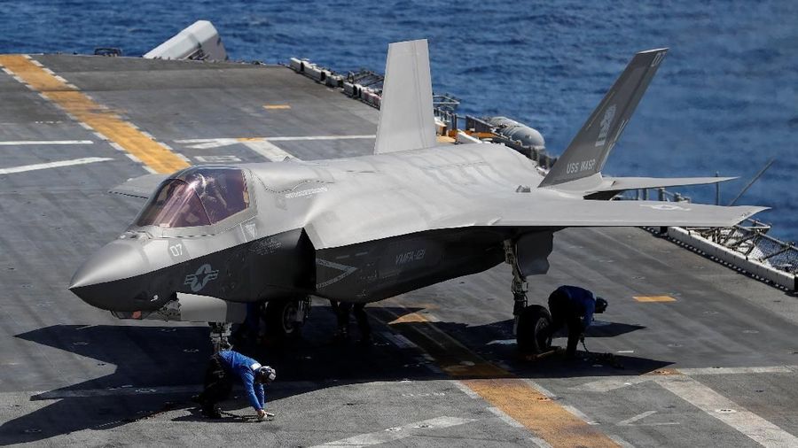 Seorang pejuang siluman Lockheed Martin F-35B terlihat di kapal induk pembawa amfibi USS Wasp (LHD 1) selama operasi mereka di perairan pulau paling selatan Jepang Okinawa 23 Maret 2018. REUTERS / Issei Kato
