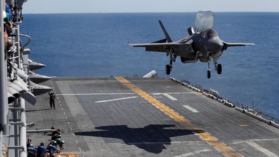 Seorang pilot Korps Marinir mempersiapkan untuk pendaratan vertikal pesawat tempur siluman Lockheed Martin F-35B di atas kapal induk serbu amfibi USS selama operasi mereka di perairan pulau paling selatan Jepang Okinawa 23 Maret 2018. REUTERS / Issei Kato