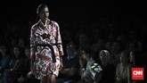 Iwan Tirta Private Collection identik dengan desain batik klasik berukuran besar dan mencolok. Sementara, Auguste Soesastro sudah terkenal dengan ciri khas desainnya yang kuat dalam tailoring, dan potongan busana sederhana. (CNNIndonesia/Safir Makki)