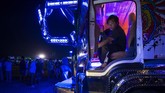 Seorang pengemudi duduk di dalam truknya yang dicat dengan desain khusus. Mengecat truk sendiri bisa membuat para pengemudi terhindar dari para pencuri bahan bakar. (AFP PHOTO / LILLIAN SUWANRUMPHA)