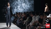 Dalam koleksi kolaborasi ini, keduanya menghadirkan seri busana siap pakai yang terdiri dari beberapa potongan blus, kemeja, gaun, jubah, dan jumpsuit. (CNNIndonesia/Safir Makki)