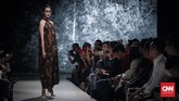 Dalam presentasi peragaan, Auguste tampak berhati-hati dalam memotong motif batik sehingga hal itu tampak lebih menonjol hampir di setiap busana. (CNNIndonesia/Safir Makki)