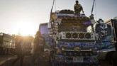 Para pengemudi truk sendiri seringkali dipandang miring oleh masyarakat Thailand, dan dikait-kaitkan dengan narkoba. Mengubah tampilan truk membuat citra mereka juga terkatrol. (AFP PHOTO / LILLIAN SUWANRUMPHA)