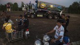 Seorang pengemudi mengatakan bahwa salah satu mimpinya memiliki truk mewah. Rasa bangga menyeruak di dadanya ketika mendapat pujian atas keindahan kendaraannya. (AFP PHOTO / LILLIAN SUWANRUMPHA)