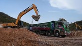 Kehadiran truk-truk besar di Thailand sendiri menjadi kewajaran mengingat negara itu adalah penghubung antara Myanmar dan Laos, serta Kamboja dan Malaysia. (AFP PHOTO / LILLIAN SUWANRUMPHA)