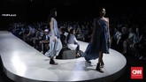 Salah satu yang unik dari koleksi ini yakni look bersiluet kimono lengkap dengan lengan super panjang. Pada bagian ini pula disematkan motif burung bangau berukuran cukup besar. (CNNIndonesia/Safir Makki).