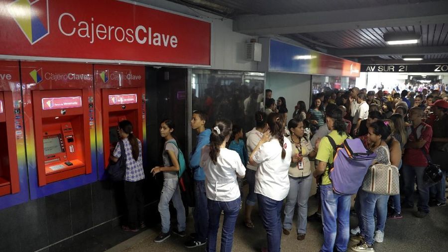 Krisis ekonomi telah membuat orang-orang Venezuela berdiri dalam antrean berjam-jam.