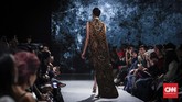 Siluet elegan khas desain Kraton Auguste Soesastro dikombinasikan dengan pola batik besar khas Iwan Tirta Private Collection sehingga menghadirkan bentuk baru yang masih punya ciri khas desain masing-masing. (CNNIndonesia/Safir Makki)