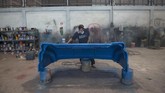 Truk-truk yang berwarna-warni ini membuat para pengemudi lebih berhati-hati lagi. Mereka tak ingin membuat kendaraan yang dibanggakan itu terluka karena goresan. (AFP PHOTO / LILLIAN SUWANRUMPHA)