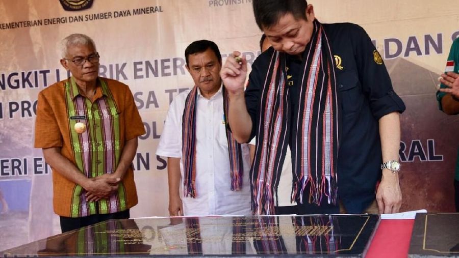 Jokowi menyinggung soal impor migas yang masih tinggi.