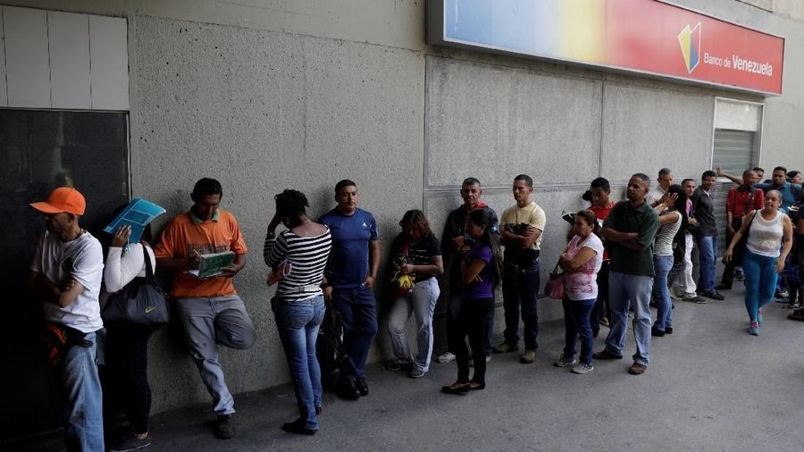 Krisis ekonomi telah membuat orang-orang Venezuela berdiri dalam antrean berjam-jam.