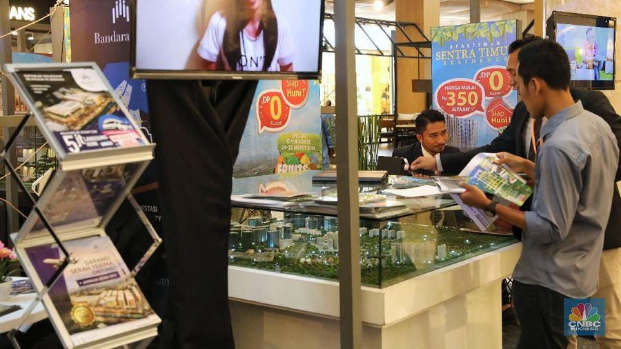 Para agen penjual rumah tengah menawarkan rumah tinggal pada pameran Properti di sebuah Mall kawasan Jakarta, Sabtu (24/3/2018). Ketua Umum DPP REI Soelaeman Soemawinata mengatakan, pada tahun 2018 pihaknya menargetkan bisa membangun 236.261 unit rumah Masyarakat Berpenghasilan Rendah (MBR).