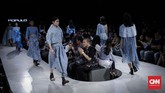 Lewat koleksi 'Mustang', label busana yang digawangi Joseph Lim dan Ba'i Soemarlono ini seolah ingin menampilkan batik gaya baru. Motif dibuat tak begitu kentara layaknya motif batik pada umumnya. (CNNIndonesia/Safir Makki).