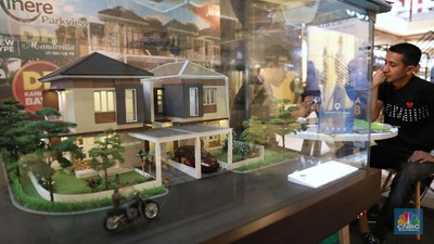 Pameran Properti Para agen penjual rumah tengah menawarkan rumah tinggal pada pameran Properti di sebuah Mall kawasan Jakarta, Sabtu (24/3/2018). Ketua Umum DPP REI Soelaeman Soemawinata mengatakan, pada tahun 2018 pihaknya menargetkan bisa membangun 236.261 unit rumah Masyarakat Berpenghasilan Rendah (MBR).