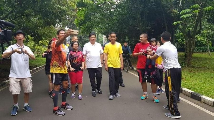Presiden Joko Widodo (Jokowi) nampak akrab dengan Menteri Perindustrian Airlangga Hartarto yang merupakan Ketum Partai Golkar.