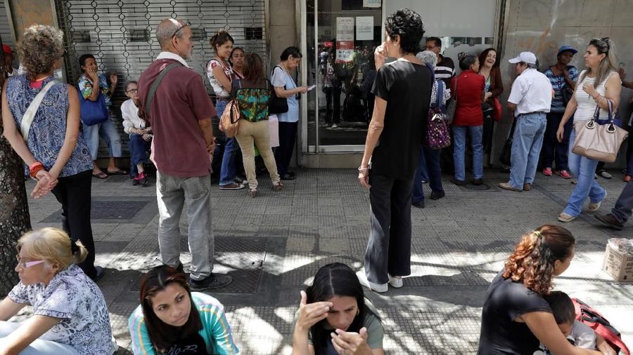 Krisis ekonomi telah membuat orang-orang Venezuela berdiri dalam antrean berjam-jam.