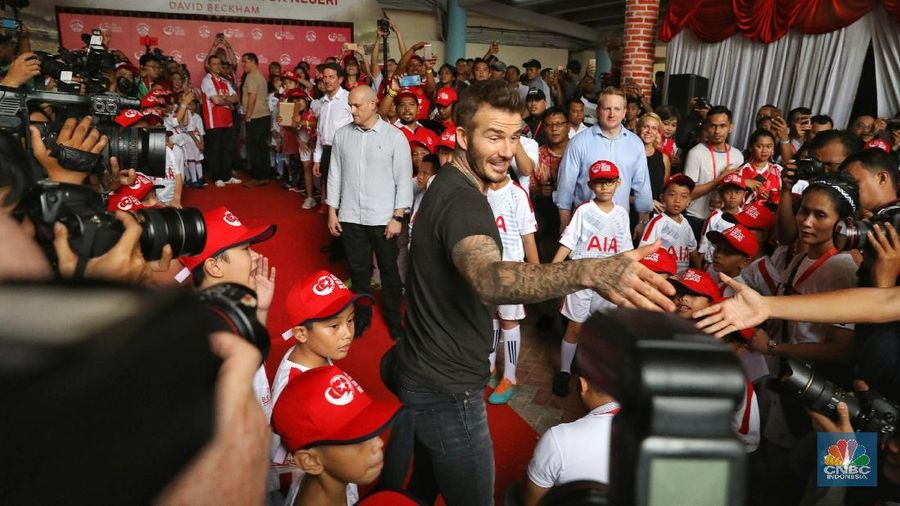 Atlet sepak bola David Beckham kembali mengunjungi Indonesia, untuk acara donasi 10 ribu bola bertajuk 
