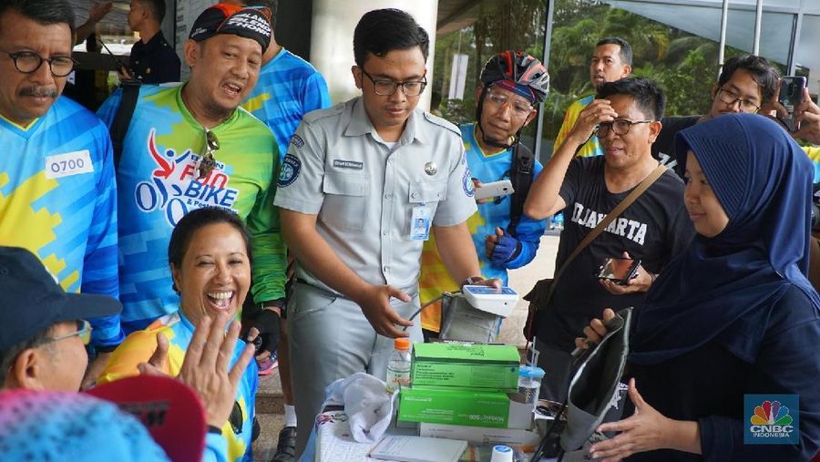 Menteri Badan Usaha Milik Negara (BUMN) Rini Soemarno tampak santai sambil bersendau gurau usai berolahraga dan bersepeda bersama