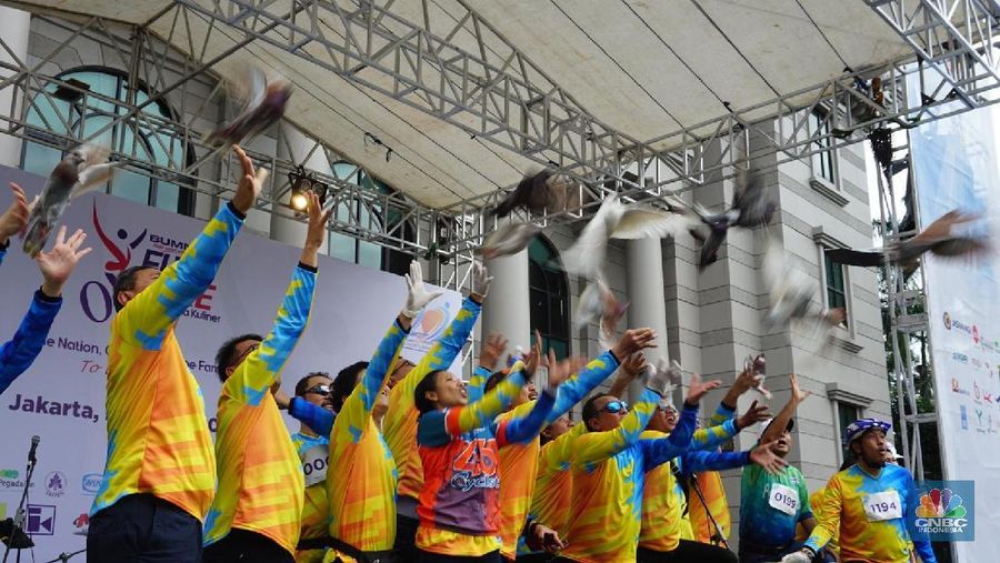 Menteri Badan Usaha Milik Negara (BUMN) Rini Soemarno tampak santai sambil bersendau gurau usai berolahraga dan bersepeda bersama