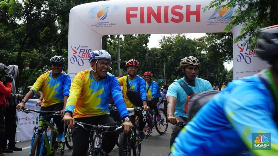 Menteri Badan Usaha Milik Negara (BUMN) Rini Soemarno tampak santai sambil bersendau gurau usai berolahraga dan bersepeda bersama