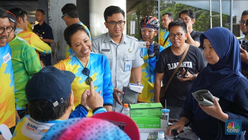 Menteri Badan Usaha Milik Negara (BUMN) Rini Soemarno tampak santai sambil bersendau gurau usai berolahraga dan bersepeda bersama