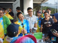 Canda Tawa Menteri Rini Usai Bersepeda Ria